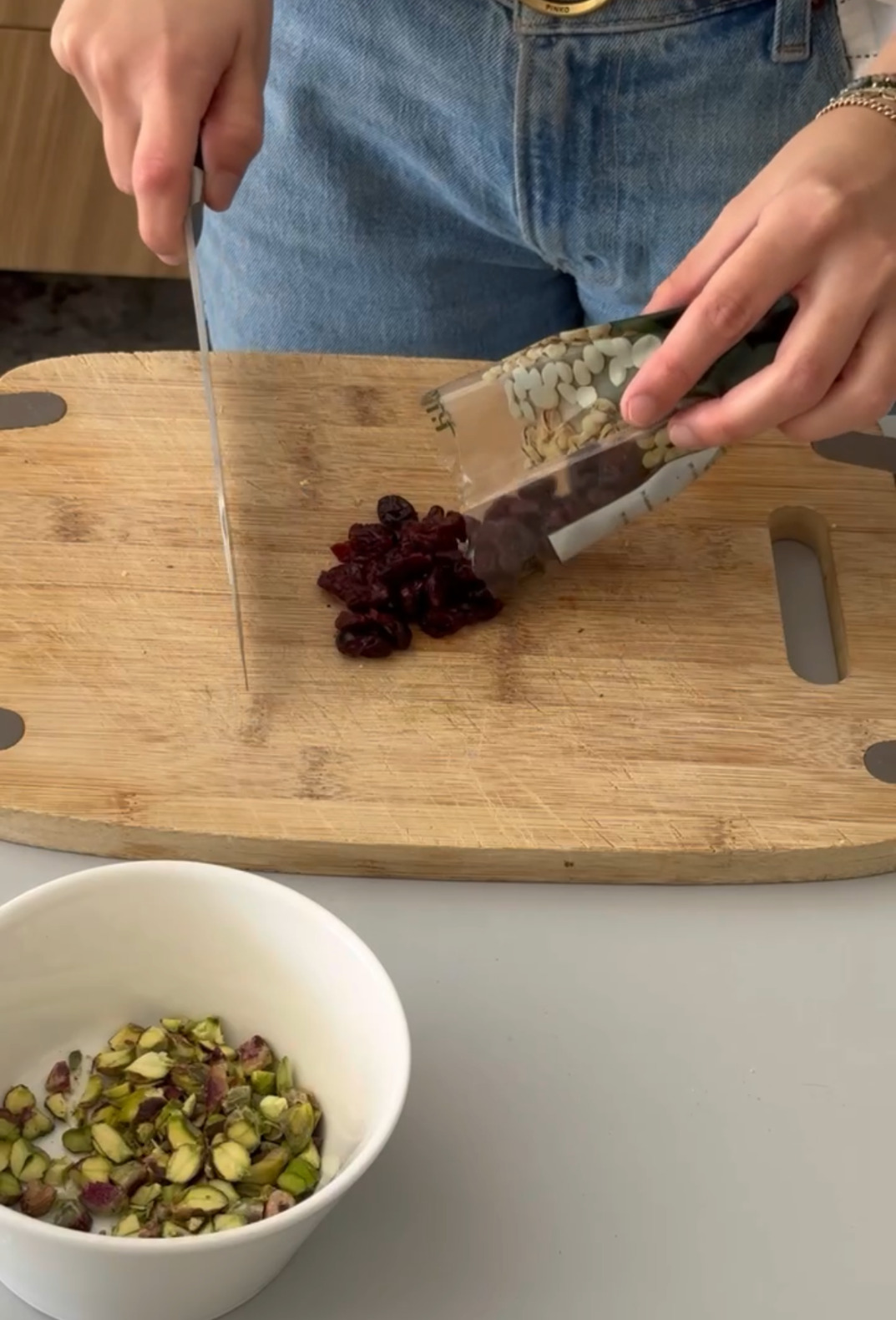 preparacion de ensalada templada de frutos secos